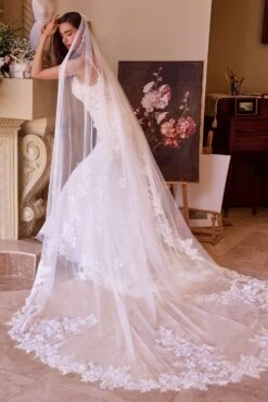 Floral Scalloped Lace Royal Veil(Ladivine V010 Wedding Veil Floral Scalloped Lace Royal Veil)